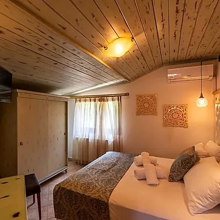 Hera Hotel *